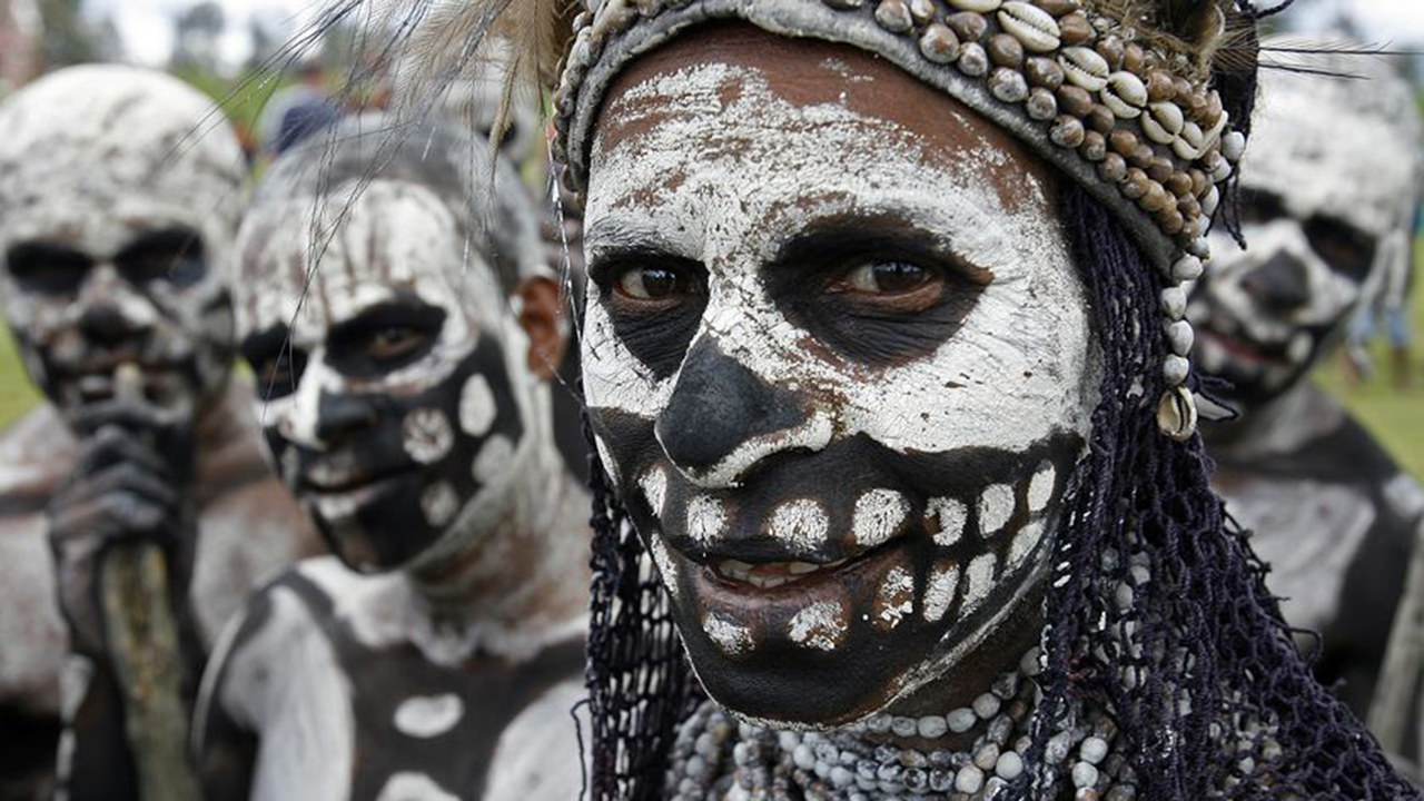 White tribe. Папуа новая Гвинея каннибалы. Племена каннибалов мамбила. Племена каннибалов новой Гвинеи.